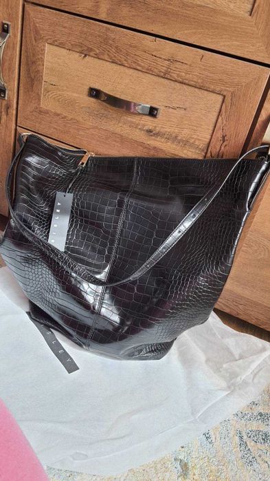 Дамска черна голяма чанта Sisley