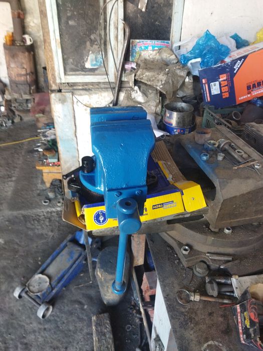 Продам тиски слесарные большие .