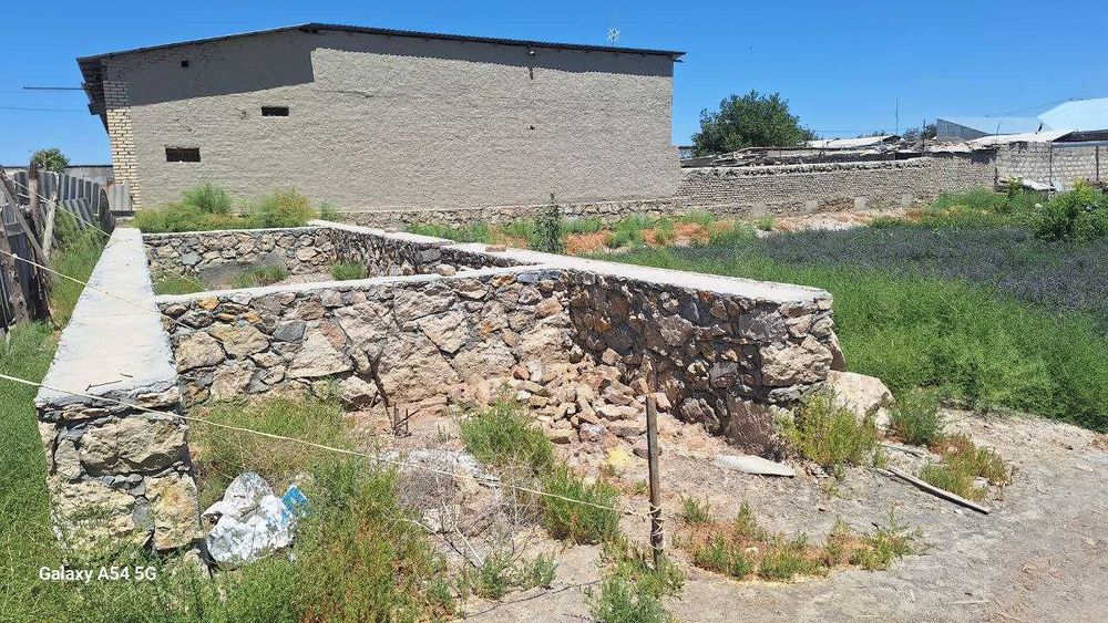 Когон шахар масла завод рупарасида 7 сотихли тугалланмаган курилиш.