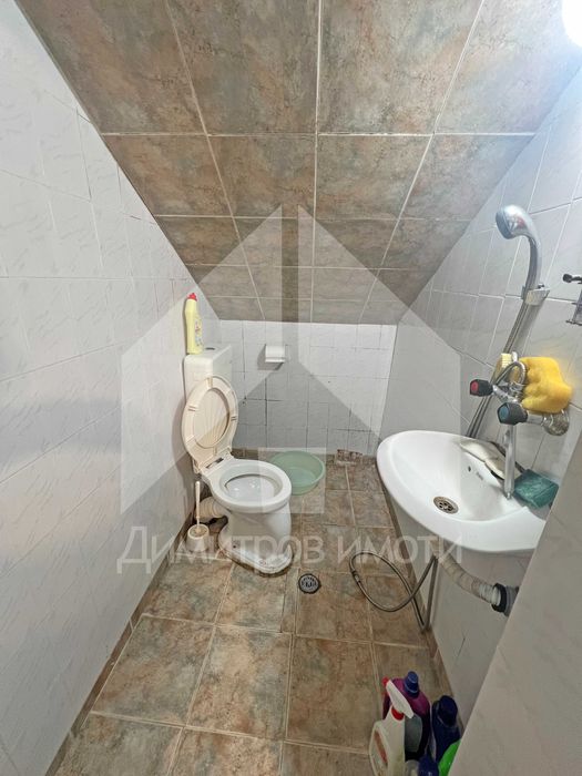 Продава самостоятелна двуетажна къща с двор от 600 м2 и ГАРАЖ. Център!