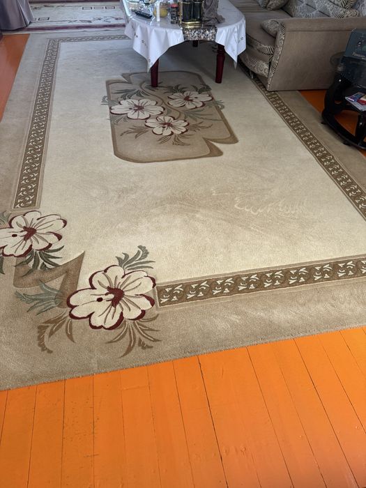 Екі бірдей кілем сатылады