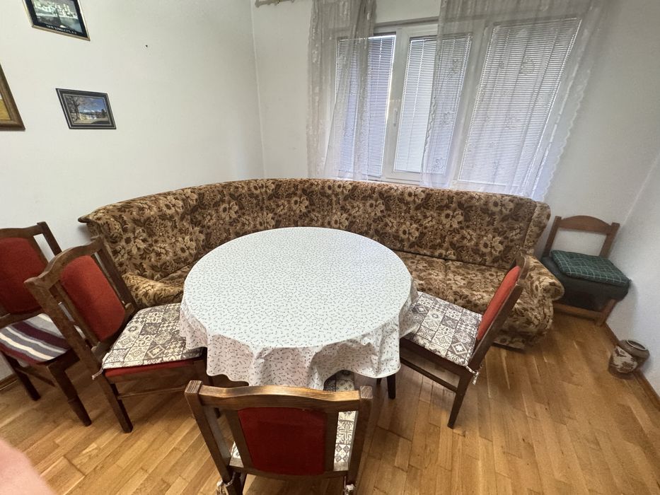 Диван и маса с 4 стола 100€