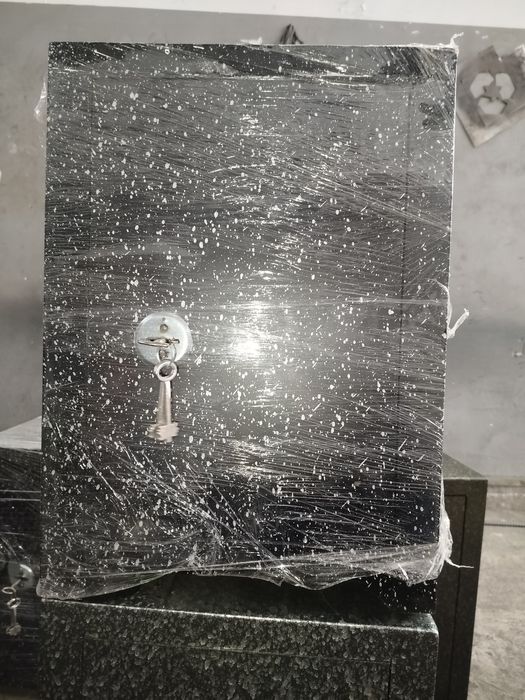 Сейф калин лисдан килинган размер 50х36х28 краска лари део