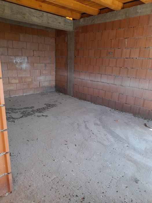 Vând casă în constructie