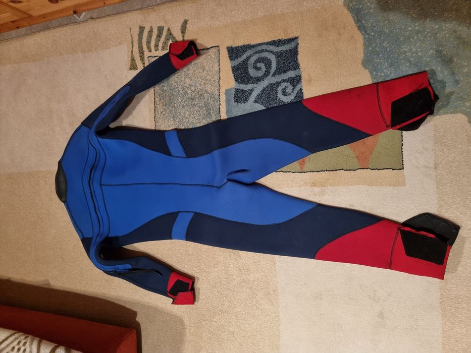 Costume neopren folosite in stare bună