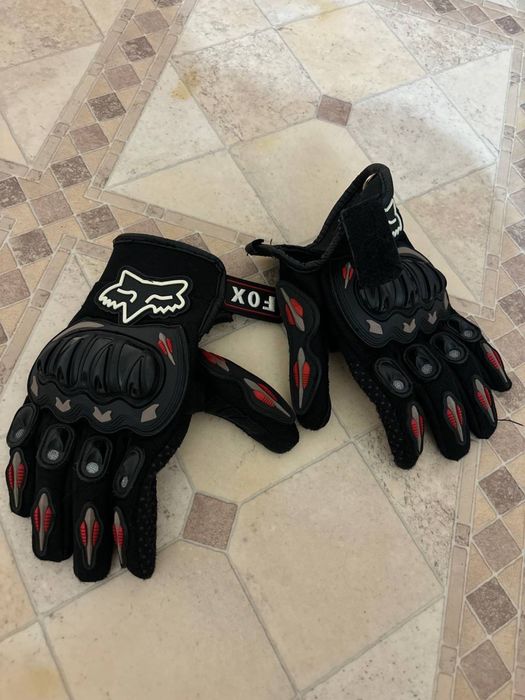 Шлем и перчатки для мотоцикла