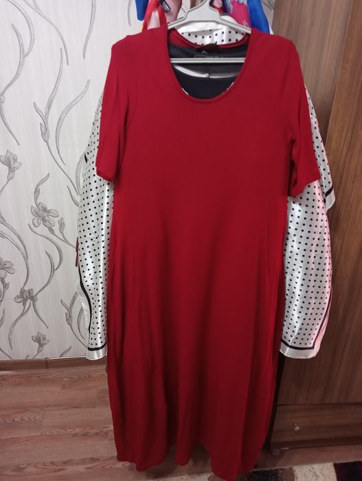 Продаются платья.