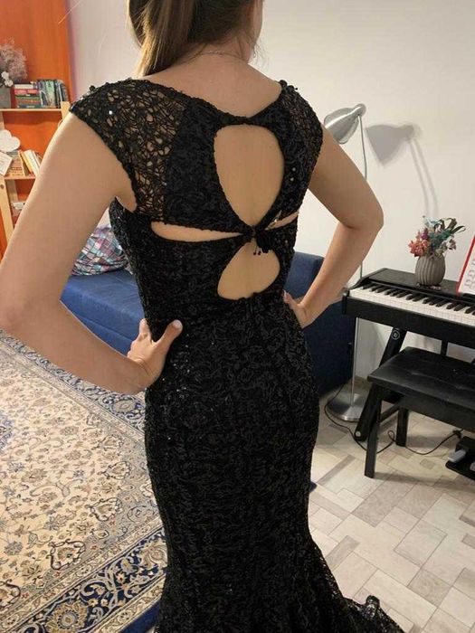 Черное вечернее платье с пайетками