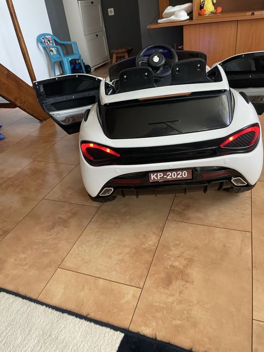 Vand masinuta electrica copiii primita de craciun.Folosita doar in cas