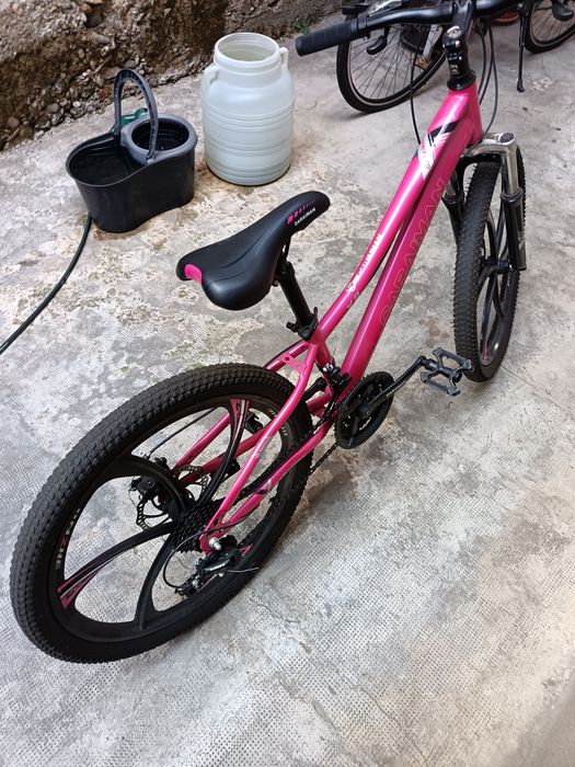Vând doua biciclete una ii de dama  și una de fetițe.
