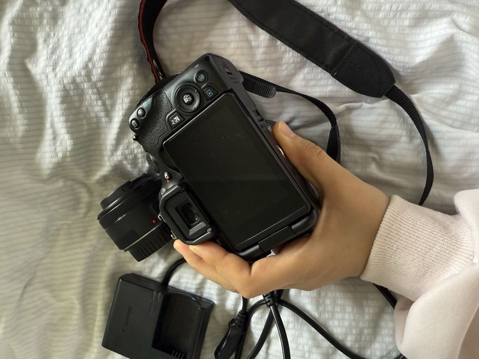 Canon 250D с 2 объективами