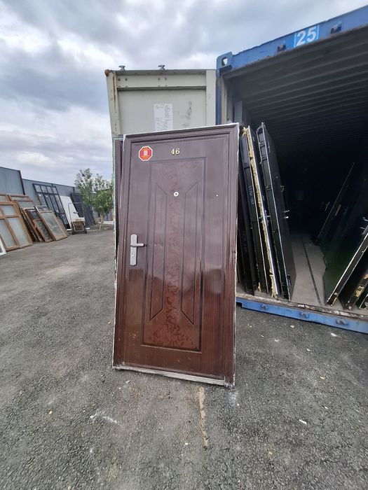 Продаём  б/у металические двери