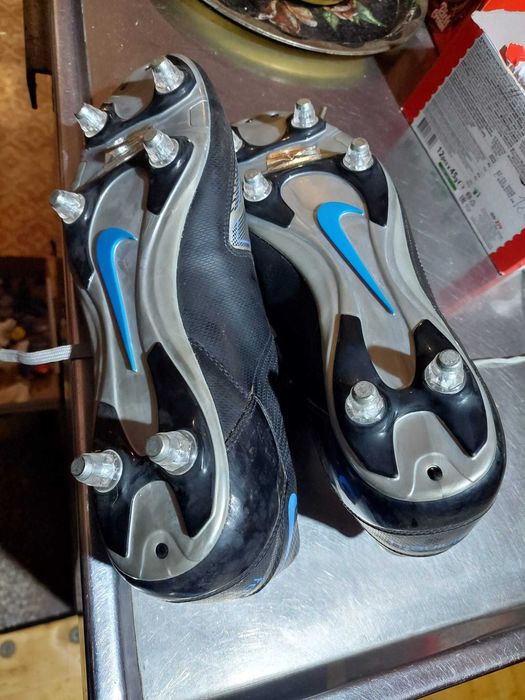 НОВИ Бутонки 45 номер  оригинални NIKE