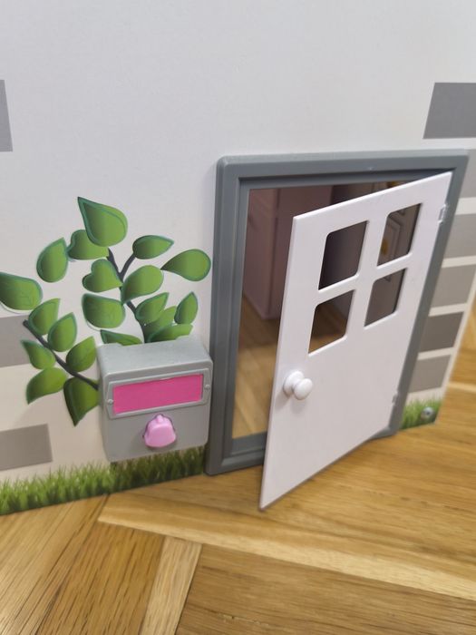 Дървена къща за кукли