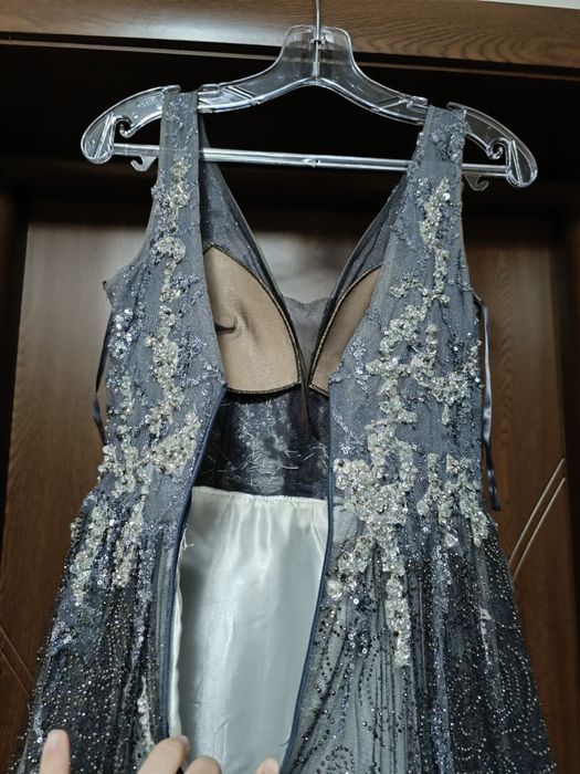 Уникална официална рокля няма забележки по нея, размер ХС