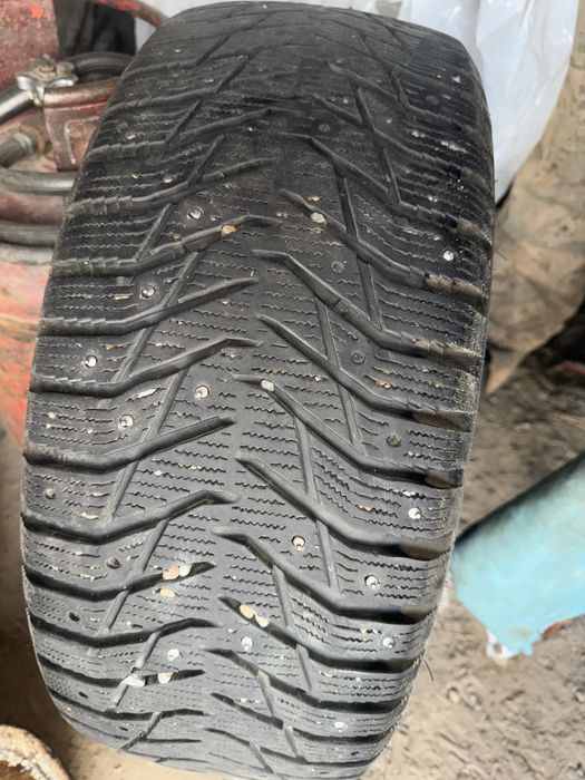 Продам зимние шипованные шины в комплекте