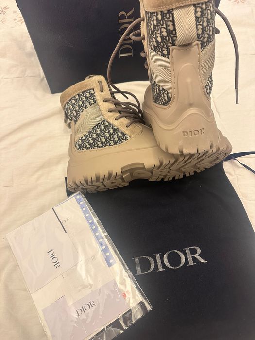 Обувки на марката Dior
