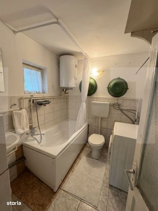 Casa batraneasca si teren 1200mp, Calinesti