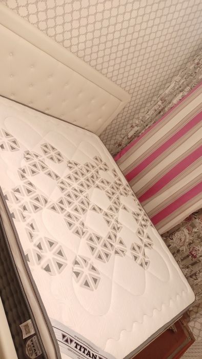 Продам кровать двухспальную для взрослых