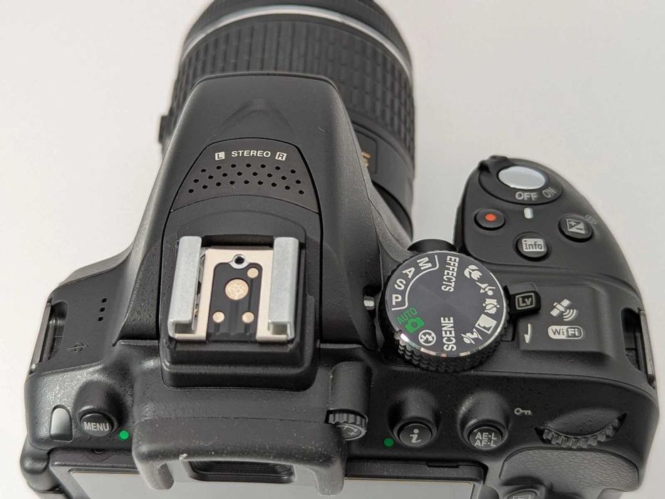 KIT DSLR Nikon D5300 + Obiectiv 18-55 + Geanta Nikon + Card 64GB | 10k cadre