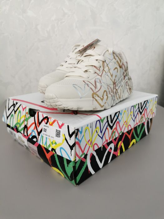 Продам новые кроссовки SKECHERS