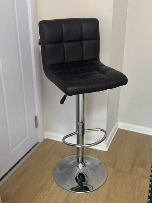 Бар стол с регулиране на височина