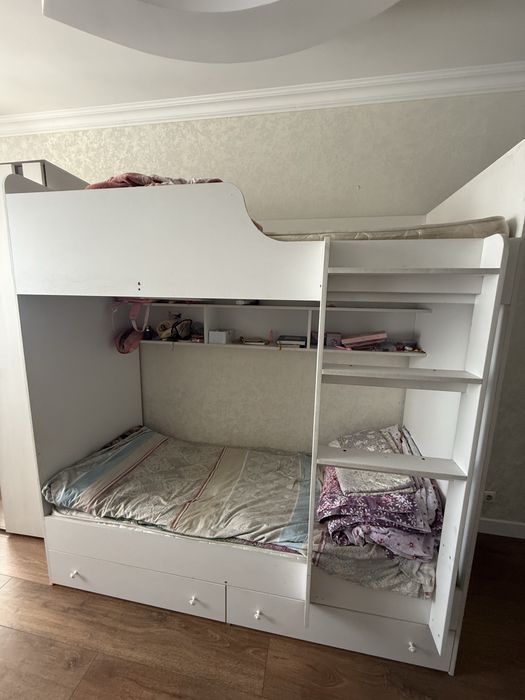 Двухярусная кровать с матрасами