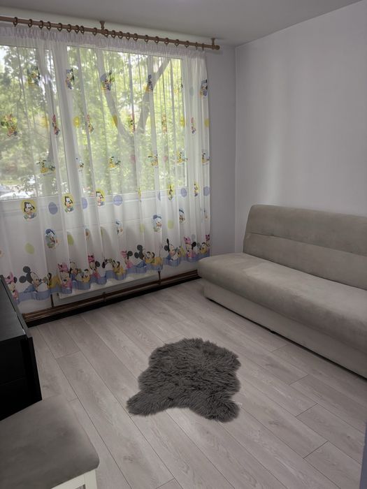 Proprietar vand apartament trei camere decomandat pe Saturn langa colegiul A.I.Cuza