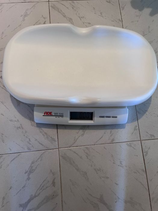 Електронна бебешка теглилка фирма  Ade и ръстомер