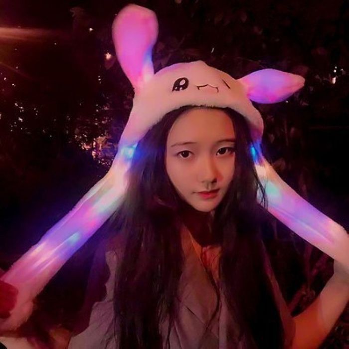 Пухкава шапка с LED и движещи се уши,