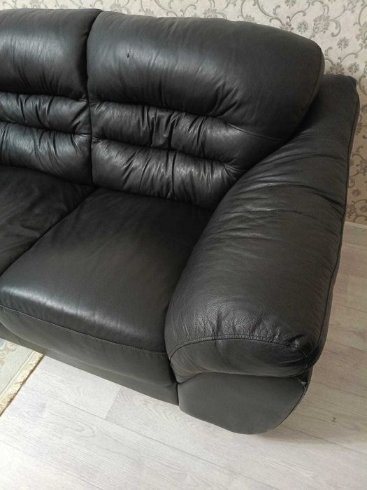 продам кожанный офисный диван