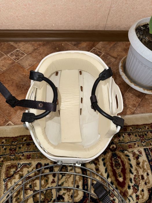 Продам Хоккейный Шлем