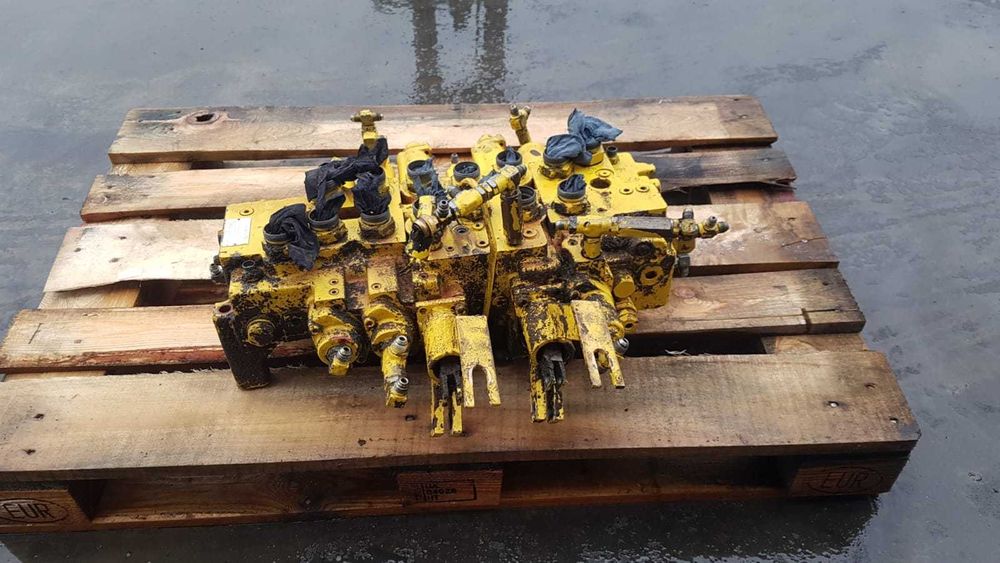 Distribuitor hidraulic Kawasaki pentru Kobelco SK 210