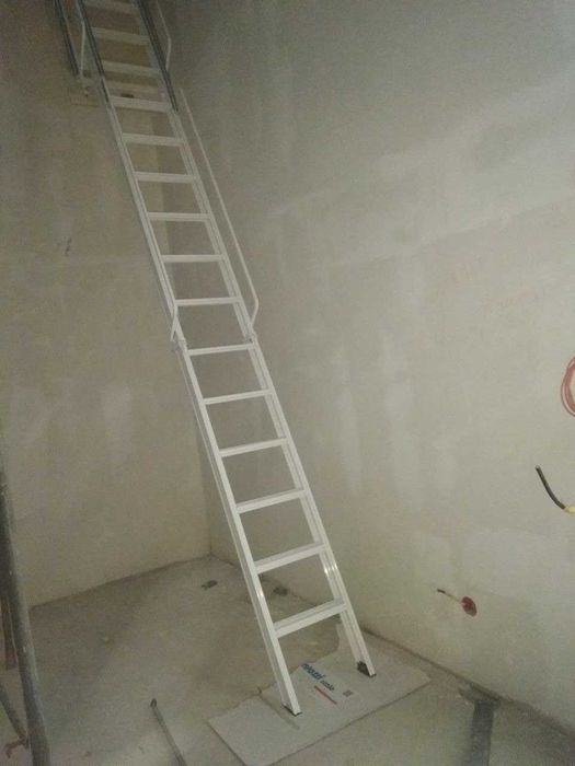 Установка мансардных складных лестниц.