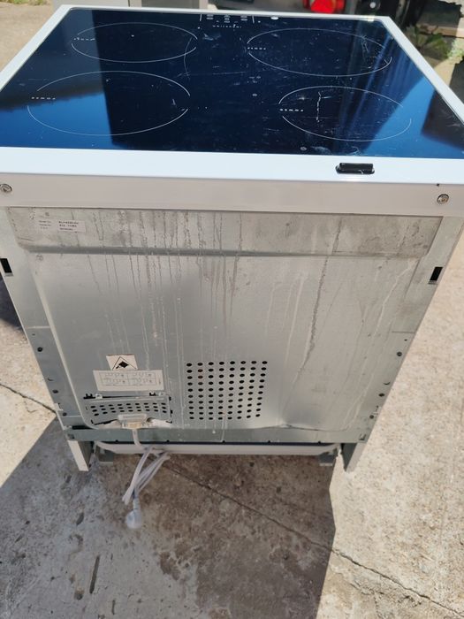 Като нова свободно стояща печка с индукционни котлони Voss  Electrolux 60 см широка 2 години гаранция!