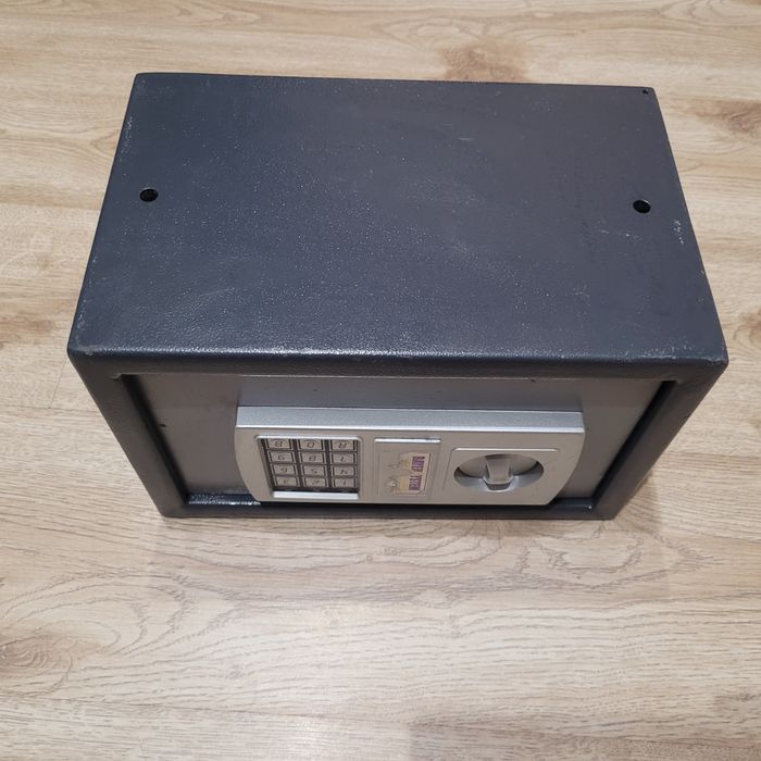 Метален сейф     .