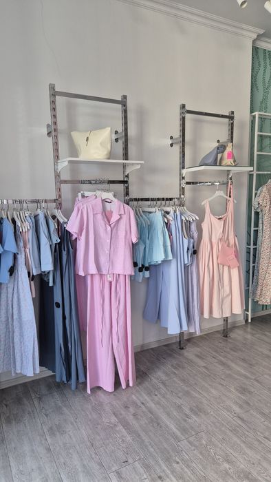 Торговое оборудование. Вешалки, стеллажи, витрина для магазина.