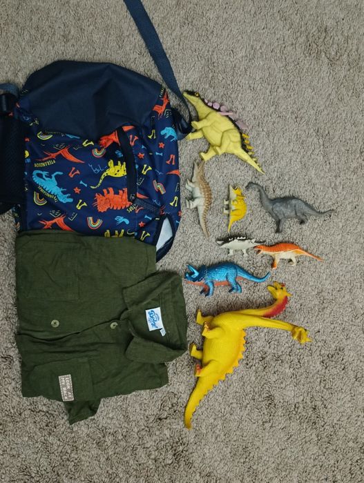 Динозаврите - раница, риза и фигурки