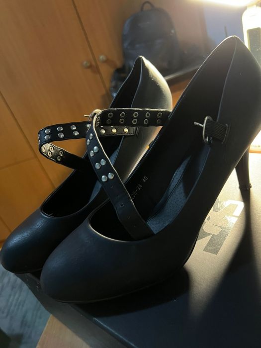 Pantofi negri cu toc