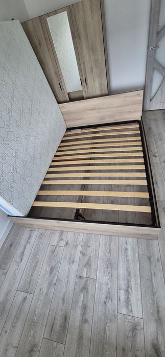 Vând mobila dormitor Set Mobila Dormitor Irim Treff II , Pat 160x200 cm, Dulap 3usi, 2 Noptiere, Comoda,