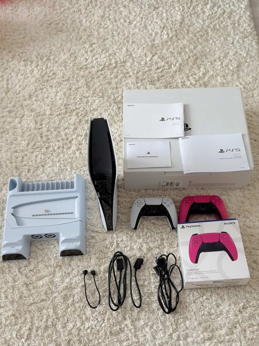 Продам PS 5 + 2 джойстика + зарядная станция все в отличном состоянии