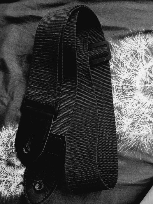 Продам гитару не дорого