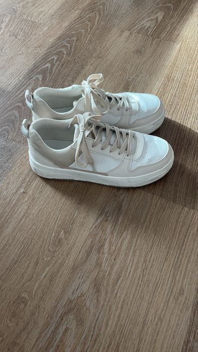 Кроссовки белые продам