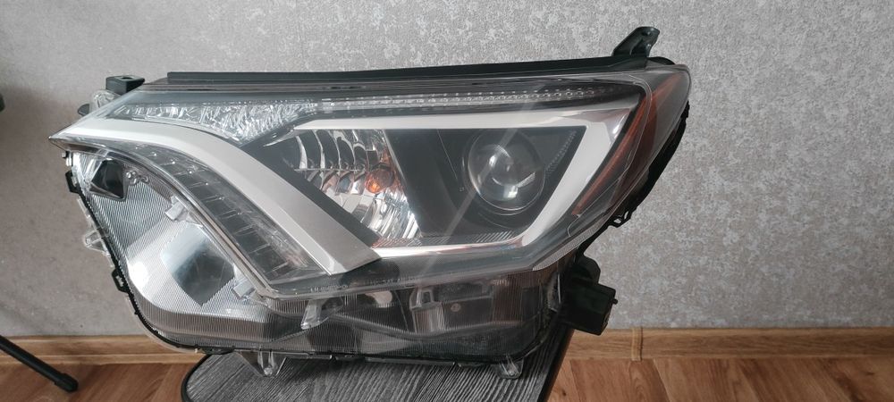 Фара левая Toyota Rav4