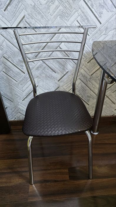 Oynali stol sostayanasi zor 3 ta stuli bor holati yaxshi