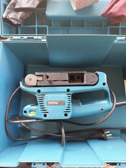 Ленточная шлифмашинка Makita