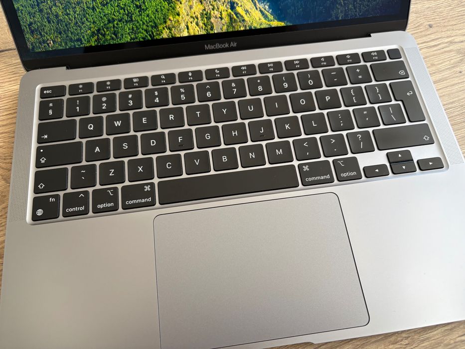 MacBook Air M1 (2020) 16GB RAM / 512GB SSD - Кутия - Добро състояние