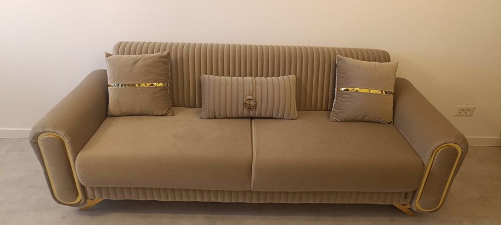 Vând canapea extensibila nouă.