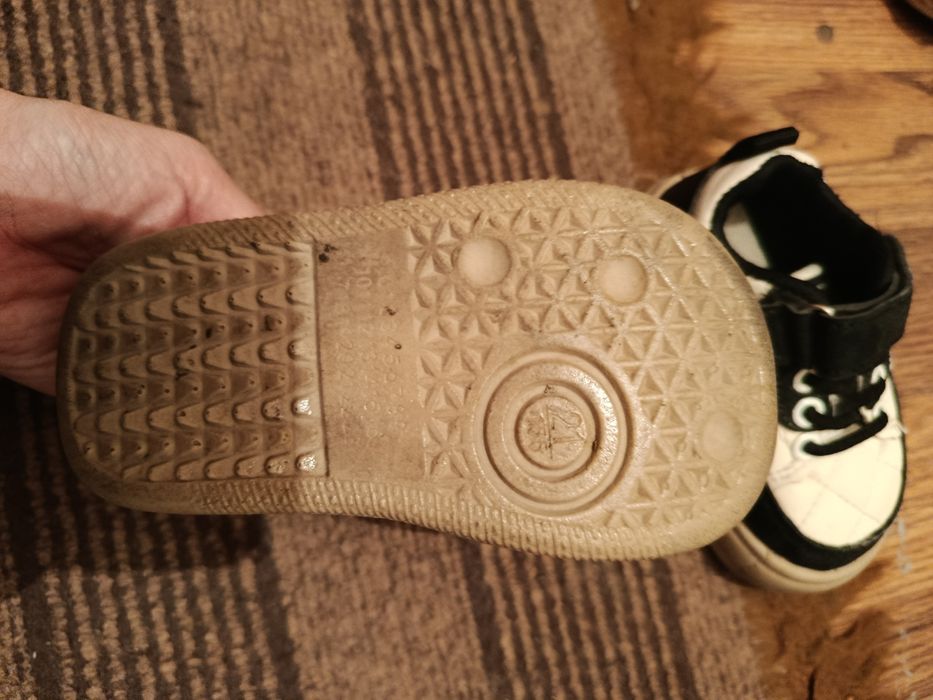 Крассовки,обувь детская продам