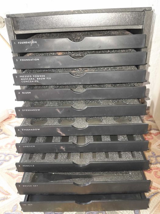 Контейнер для косметики 3500 тенге.